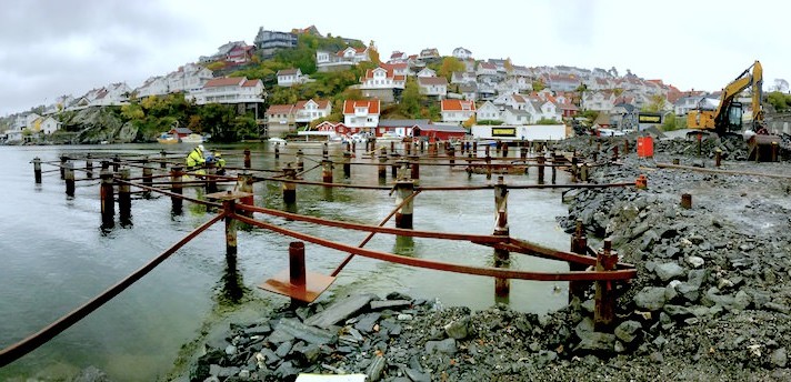 Fundamentering med stag i sjøkanten ved Skrubben havn i Kragerø – Polar Pel AS